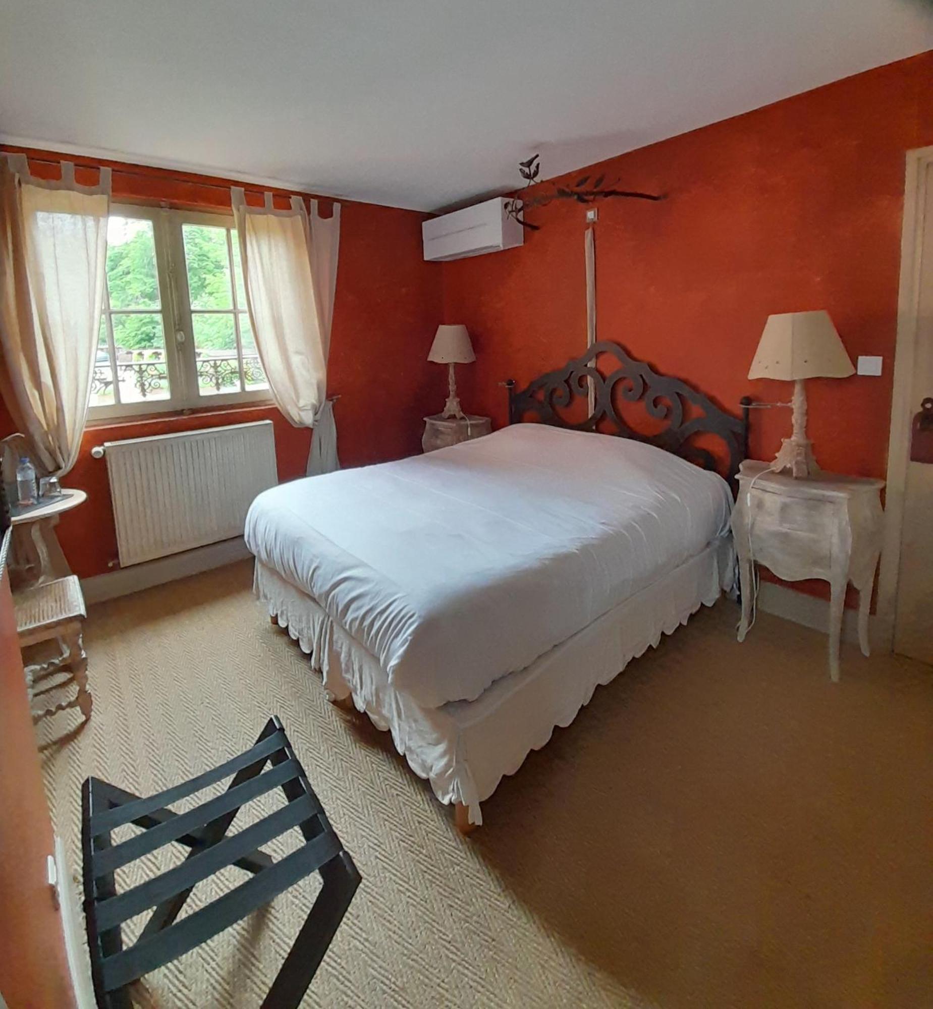 Les Jardins De La Tour Hotel Châtillon-sur-Chalaronne Exterior photo